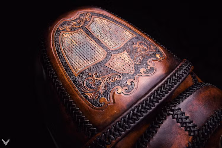 Mặc dù có độ chính xác cực cao như được khắc laser bằng máy nhưng trên thực tré, những bề mặt này đã được khắc hoàn toàn thủ công bằng những phương pháp truyền thống, khiến cho chiếc xe càng trở nên nghệ thuật hơn.