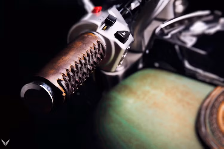 Thế mạnh của hãng độ Vilner vốn là độ nội thất xe hơi, chính vì vậy hãng đã ứng dụng triệt để các kinh nghiệm có được từ lĩnh vực này lên chiếc Intruder. Nhiều chi tiết của xe, bao gồm cả tay nắm đã được bọc thủ công trong loại da tự nhiên màu nâu cực dày.