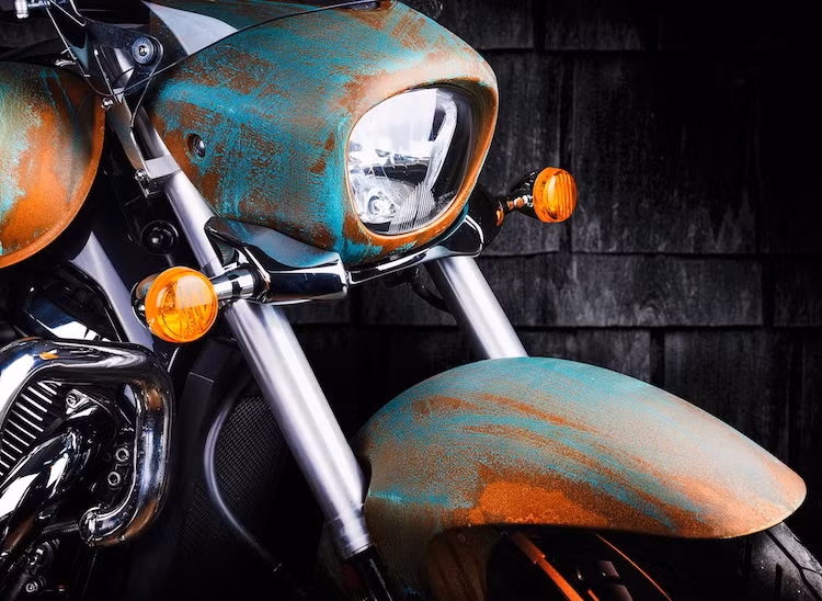 Sau khi được độ lại, chiếc Intruder đã có vẻ ngoài rất sang trọng và cao cấp, nhờ có sự cầu kỳ tới từng chỉ tiết của các nghệ nhân tại Vilner và sự kết hợp giữa da cùng công nghệ sơn nghệ thuật.