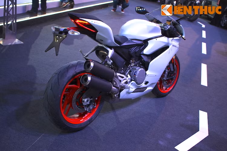 Khối động cơ L-Twin mới có dung tích 955cm3, cũng là động cơ Superquadro đầu tiên đạt tiêu chuẩn khí thải Euro 4, được thiết kế với hành trình pít-tông dài hơn đi cùng những cải tiến mới nhằm giúp cải thiện tối đa sức mạnh, sản sinh công suất 157 hp tại vòng tua 10.500 rpm, mô men xoắn tối đa 107.4 Nm tại 9.000 rpm.