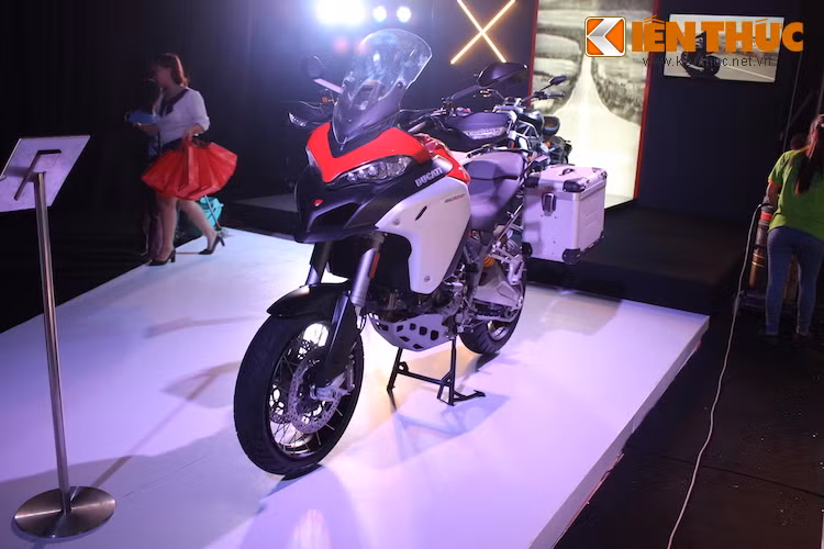 "Gia đình xế phượt" Multistrada tại Việt Nam vừa đón chào thêm thành viên mới Multistrada Enduro vào tháng trước, với khả năng di chuyển qua những hành trình dài với địa hình khó khăn ưu việt hơn nhờ có vành nan, giảm xóc và gầm cao hơn 3 cm, tư thế ngồi thiết kế lại.