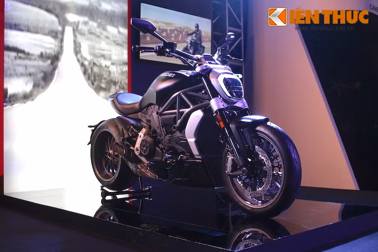 Chiếc cruiser XDiavel cực "ngầu" của Ducati cũng góp mặt tại Audi Progressive. So với Diavel thường, mẫu xe này có mâm lốp khác, truyền động bằng dây đai, thân xe có thiết kế mới với tư thế ngồi cruiser có thể điều chỉnh theo 60 kiểu khác nhau. Động cơ của xe cũng được nâng cấp để có mô-men xoắn có thể đạt được ở vòng tua lớn hơn.