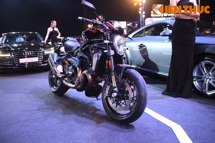 Dòng xe thứ 2 được Ducati đem tới triển lãm là Monster 1200R - mẫu naked bike mạnh nhất trong lịch sử Monster, và cũng là chiếc naked bike mạnh nhất mà Ducati từng chế tạo từ trước tới nay.