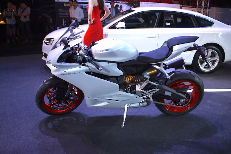 Ducati 959 Panigale vẫn thừa hưởng những đặc điểm thiết kế đã tạo nên danh tiếng của đàn anh 1299 Panigale nhưng với động cơ được thiết kế mới không chỉ giúp người lái cảm nhận sự thoải mái khi di chuyển hàng ngày mà còn đảm bảo sự bùng nổ khi trên đường đua.