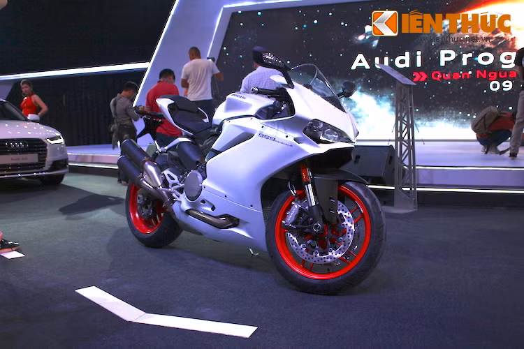 Trong loạt xe Ducati được trưng bày tại Audi Progressive, bất ngờ nhất đó là sự xuất hiện của 959 Panigale - "đàn em" của dòng 1299 Panigale hiện tại và là "người kế nhiệm" chiếc 899 Panigale khá phổ biến ở Việt Nam.