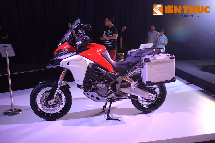 Ngoài ra xe còn có ốp thân bằng nhôm, bình xăng lớn hơn, hệ thống ổn định thân xe và tấm chắn động cơ cứng cáp hơn. Về động cơ, Multistrada Enduro vẫn tiếp tục sử dụng khối máy L-Twin Testastetta 1200 cc DVT giống các phiên bản Multistrada khác, đạt công suất tối đa 160 mã lực.