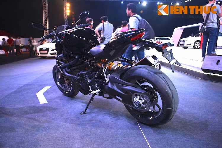 Được mệnh danh là "1299 Panigale naked", Monster 1200R chia sẻ rất nhiều chi tiết chung với những chiếc superbiker Panigale hàng đầu, cùng với động cơ Testastretta 2 xi-lanh, nghiêng 11 độ, dung tích 1.200 cc. Động cơ này sản sinh công suất 160 mã lực tại 9.250 vòng/phút và mô-men xoắn cực đại 131,4 Nm tại 7.750 vòng/phút.