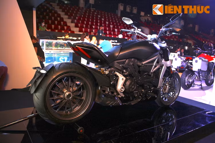 Phiên bản XDiavel được trưng bày tại triển lãm là bản thường, với một số khác biệt ở khu vực động cơ cùng cặp mâm như các phiên bản Diavel thường, thay vì thiết kế mới độc đáo như bản XDiavel S cao cấp.