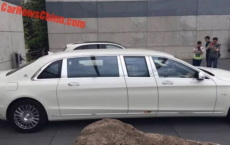 Là phiên bản mới nhất, và cũng đồng thời là model cao cấp nhất của dòng Maybach, S600 Pullman là một chiếc limousine đúng nghĩa, xứng đáng được dành cho các nguyên thủ quốc gia và các nhà tài phiệt nổi tiếng trên Thế giới. Chiếc xe có chiều dài lên tới 6.499 mm và cao 1.598 mm, hơn hơn S-Class thường lần lượt 1053 mm và 100 mm.