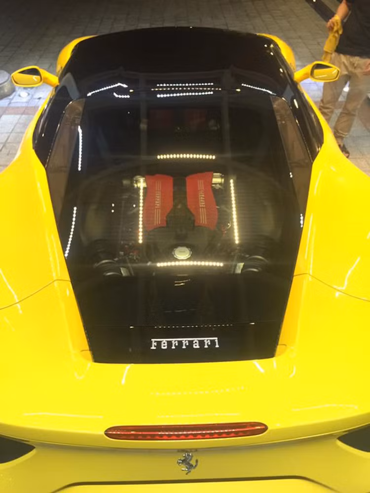 Với chiếc 488 GTB mới nhất này, thiếu gia Phan Hoàng đã nắm trong tay một trong những cặp đôi siêu xe "hot" nhất từ Ý hiện nay. Theo ước tính, giá của một chiếc 488 GTB tại Việt Nam lên tới 16 tỷ. Chiếc xe của Phan Hoàng thuộc dạng xe đã qua sử dụng ở nước ngoài.