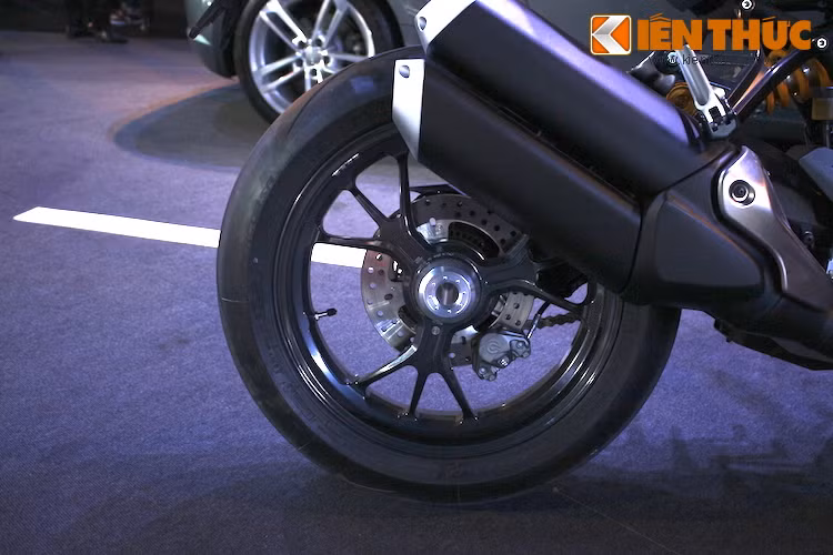 Ở phía sau, Monster có nguyên bộ gắp đơn cùng mâm dạng đinh ba Marchesini được lấy từ Ducati 1299 Panigale, đi kèm lốp bản rộng 200/55/17. Pô xe có thiết kế 2 nòng đầy mạnh mẽ.