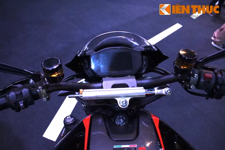 Bảng đồng hồ với màn hình màu đa thông tin cũng đã được Ducati lấy từ 1199/1299 Panigale và đưa sang Monster. Thông qua màn hình, biker có thể lựa chọn các chế độ lái và cài đặt lại xe theo ý muốn. Trợ lực Ohlins là trang bị tiêu chuẩn, cũng giống như hệ thống lái 3 chế độ Sport, Touring và Urban, phanh ABS 3 chế độ...