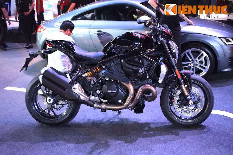 Về kiểu dáng, Monster 1200R vẫn mang những nét đặc trưng nhất của dòng Monster, tuy nhiên chất lượng hoàn thiện của xe đã cao cấp hơn các phiên bản trước rất nhiều. Theo Ducati, hãng còn điều chỉnh lại bộ khung xe để tăng tính thể thao.