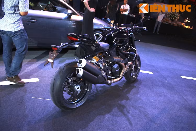 Các số đo cơ bản của Ducati Monster 1200R bao gồm chiều dài cơ sở 1.509 mm, trọng lượng khô 180 kg, trọng lượng ướt 207 kg. Chiều cao yên xe tính tới mặt đất là 830 mm.