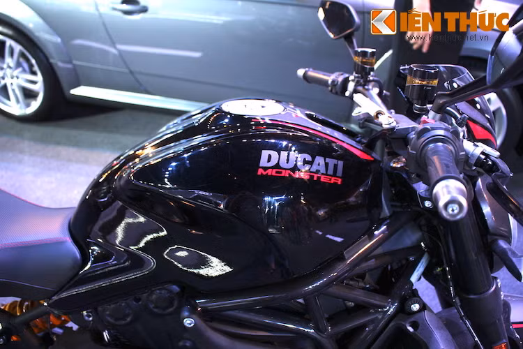 Giống như các phiên bản Monster khác, 1200R sở hữu bình xăng 17,5 lít có thiết kế "cơ bắp" đổ dồn về phía trước, cùng với phần đầu với đèn pha tròn cực "mỏng".