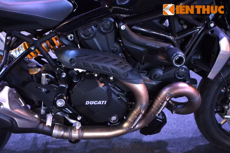 Nằm giữa bộ khung Trellis của Monster 1200R là khối động cơ Testastretta 11° DS L-twin đã được các kỹ sư Ducati cải tiến để tăng thêm 10% công suất và 5,5% mô-men xoắn cực đại.