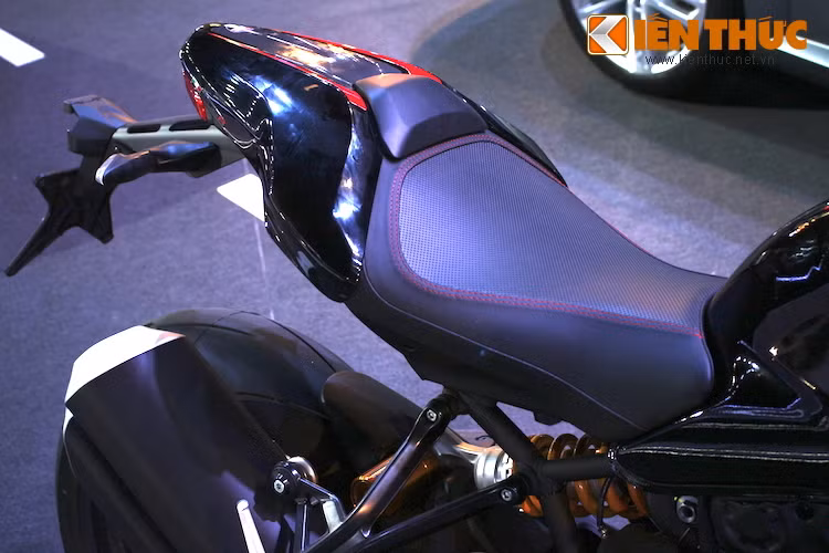 So với các phiên bản Monster khác, đuôi của 1200R được vuốt nhọn thể thao hơn. Tuy nhiên chiếc xe không đi kèm sẵn yên cho người ngồi phía sau.