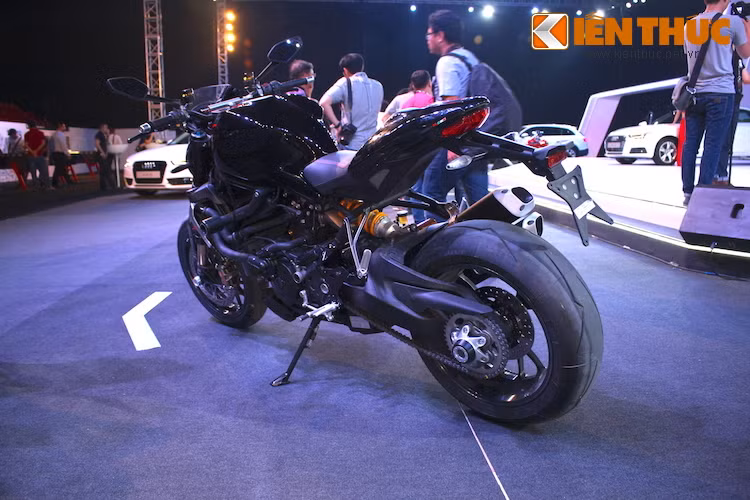 Tại thị trường Châu Âu, mức giá dành cho 2 phiên bản màu khác nhau của Monster 1200 R lần lượt là 18.695 USD (đen) và 18.895 USD (đỏ). Chiếc Monster 1200R được Ducati Việt Nam được nhập từ Ý, có giá khoảng 900 triệu đồng.