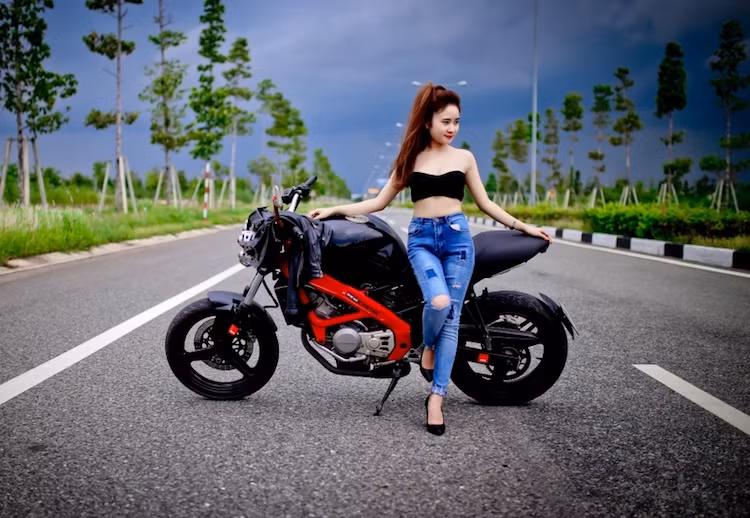 Dù chỉ sản xuất trong 1 năm, nhưng đã có khá nhiều chiếc Honda Spada đã được nhập về Việt Nam và phần lớn trong số chúng là "xe bãi" từ Nhật. Do mẫu xe này có kiểu dáng khá cũ nên nhiều chiếc đã được chủ nhân độ lại.