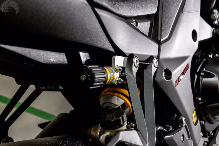 Phuộc sau monoshock nguyên bản của Z1000 đã được thay bằng phuộc Ohlins đẳng cấp có thể điều chỉnh được, khiến khả năng điều khiển của chiếc xe được tăng lên.