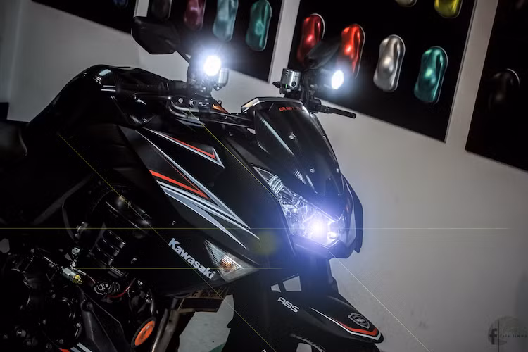 Để có thể "đi tour" đêm an toàn hơn, 2 chiếc đèn LED L4 đã được chủ xe gắn ở trên tay lái, tăng cường thêm độ sáng cho đèn pha đơn của Z1000 đời cũ.