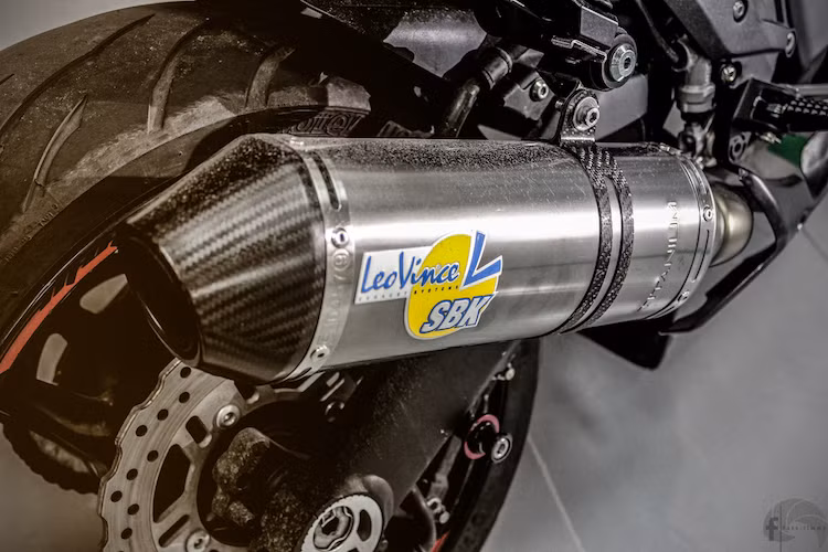 Khối động cơ 1043 cc 4 xi-lanh DOHC của Z1000 đời cũ có công suất tăng thêm một chút, kèm theo tiếng nổ ấn tượng hơn nhờ có pô LeoVince SBK full system bằng titan.