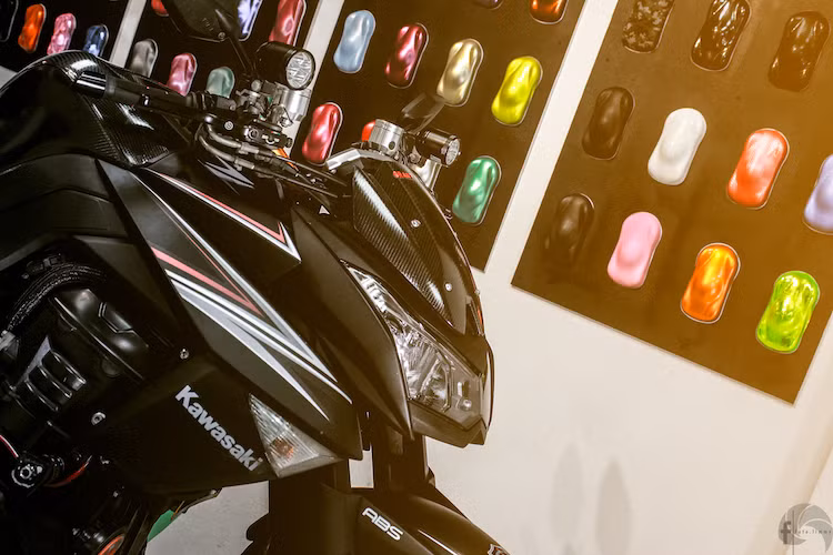 Để "cập nhật" chiếc xe trở nên hấp dẫn hơn, một biker Sài Gòn đã trang bị cho Z1000 đời cũ một số món đồ chơi "hàng hiệu", khiến chiếc xe trở nên mới mẻ và hữu dụng hơn. Bắt đầu từ phía trước, phần đầu xe nay đã có thêm "mào" chắn gió bằng sợi carbon.