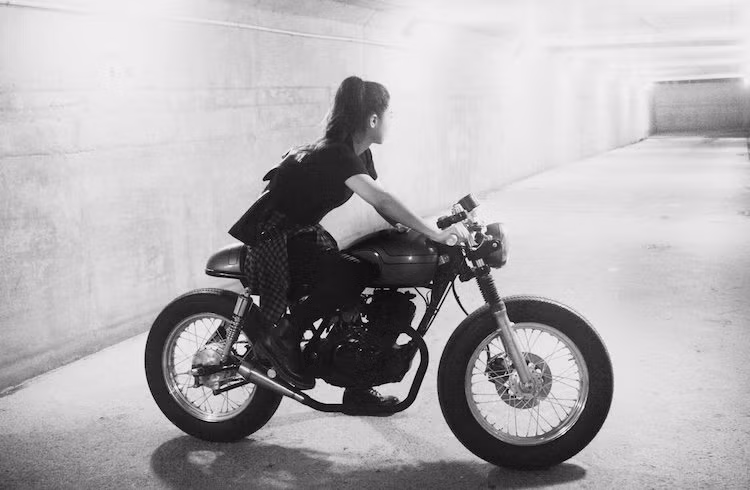  Môtô Suzuki GN125 là một trong những mẫu xe côn tay phân khối nhỏ được độ nhiều nhất Việt Nam do có giá rẻ và phổ biến. Tuy nhiên, có rất ít chiếc xe đã được độ lại cho nữ giới sử dụng, chính vì vậy xưởng độ DuongDoan Design tại Hà Nội đã tạo ra một chiếc GN125 cafe racer dành cho một nữ khách hàng cá tính.