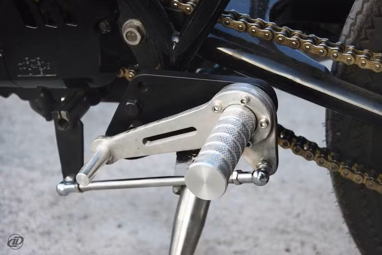 Dàn để chân của chiếc xe cũng đã được làm hoàn toàn từ nhôm, được ghép từ nhiều chi tiết CNC bởi xưởng và đem tới tư thế ngồi "vừa khít" với chủ xe.