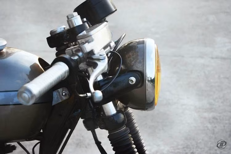 Sau khi lắp lốp, chiếc xe sẽ trở nên cao hơn khá nhiều và nữ biker điều khiển xe sẽ khó có thể chống chân, chính vì vậy phuộc trước của chiếc GN125 đã được hạ thấp hơn. Đèn pha tròn "gáo dừa" với chóa vàng khiến cho chiếc xe mang đậm chất cổ điển hơn.