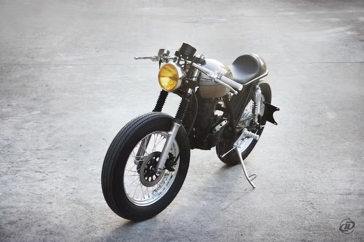 Giống như nhiều bản độ cafe racer trước đây của DuongDoan, chiếc xe này cũng được "chế" lại theo phong cách cổ điển, bắt đầu từ cặp bánh xe sử dụng lốp Firestone thành cao vintage.