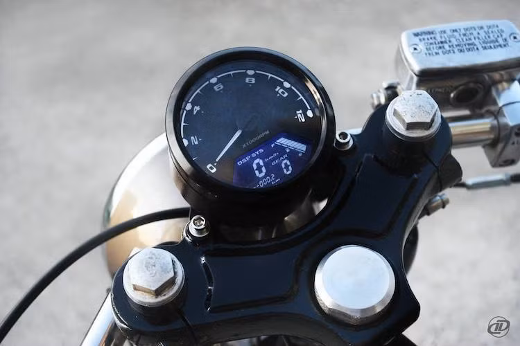 Chi tiết hiện đại nhất trên chiếc xe đó là một đồng hồ đa năng, kèm màn hình chỉ báo mức xăng, tốc độ, cấp số và báo giờ, bên cạnh đồng hồ báo tua truyền thống. Theo đúng phong cách cafe racer, tay lái của xe đã được thay bằng cặp tay clip-on thấp hơn.