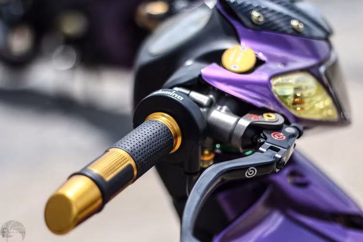 Trong khi đó, phía bên phải của chiếc Z125 là nơi đặt bình dầu phanh quả trứng Rizoma, cùm ga cuốn Domino và cụm tay phanh Brembo.
