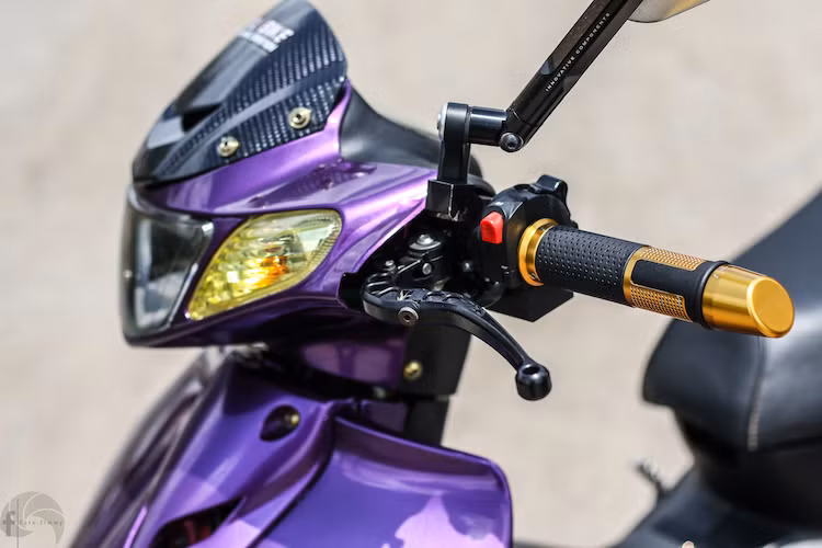 Ở trên phần đầu, chiếc xe có "mào" chắn gió đồ chơi bằng sợi carbon. Bên phía tay lái bên trái là gù xéo, bao tay, gương chiếu hậu Rizoma và cùm công tắc rút gọn.