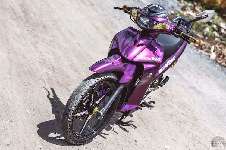 Ấn tượng đầu tiên về chiếc xe đó là toàn bộ dàn áo đã được dán lại hoàn toàn trong màu tím chrome độc đáo. Giải pháp dán decal trùm thân xe thường được biker Việt lựa chọn do không chỉ có chi phi rẻ hơn sơn, mà còn đem tới cho họ nhiều lựa chọn màu sắc "độc" hơn.