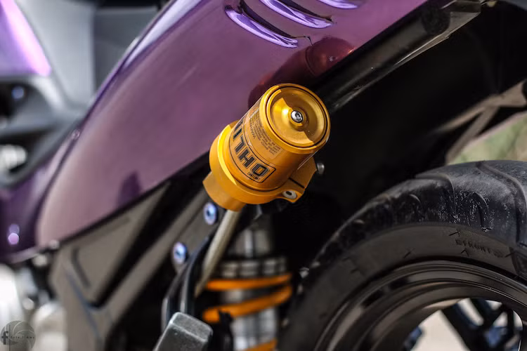 Trong khi đó, phuộc monoshock nguyên bản của Z125 cũng đã được thay bằng phuộc Ohlins "hàng hiệu" êm ái hơn. Cuối cùng, lốp sau Michelin bản rộng 100 mm cũng khiến cho mẫu xe underbone 2 kỳ này ổn định và bám đường hơn.