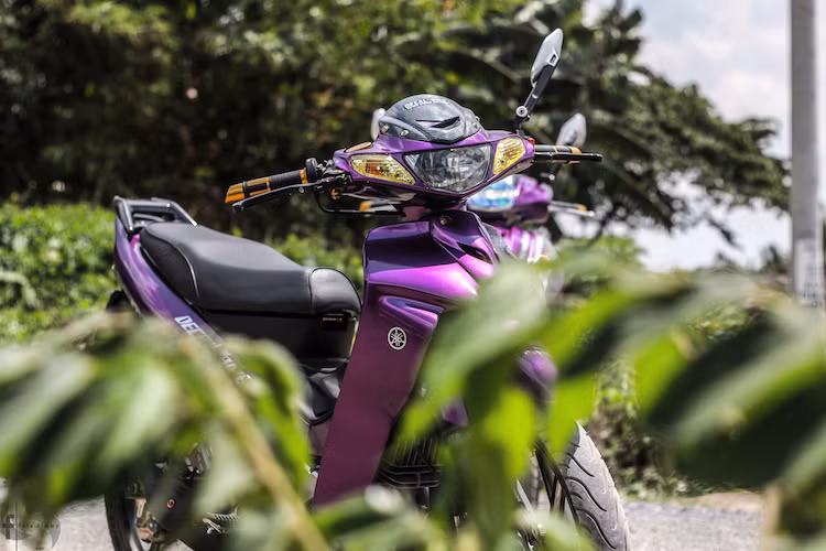 Dù không thay đổi nhiều kết cấu của chiếc xe, nhưng bản độ Yamaha Z125 của biker Sài Gòn này vẫn gây ấn tượng bởi màu sắc đặc biệt cùng hàng loạt các đồ chơi "hàng hiệu".