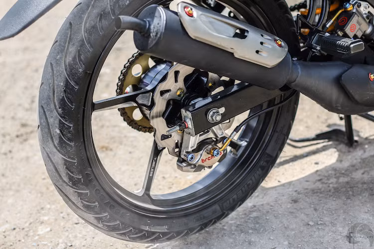 Ở phía sau, hệ thống phanh của Z125 cũng đã được nâng cấp với đĩa Galfer, heo Brembo gắn pas CNC nhôm ngược và pen đạp phía sau cũng của Brembo.