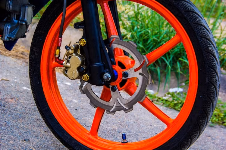 "Dàn chân" của chiếc xe được nâng cấp với cặp mâm Racing Boy 5 cây, đồng thời hệ thống phanh trước cũng được cải tiến nhẹ với đĩa hoa Apido.