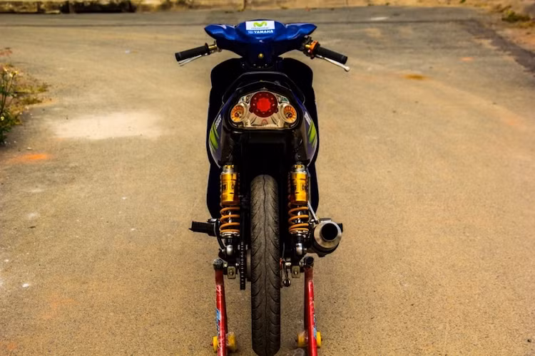 Ở phía sau, chiếc Jupiter cũng đã bị tháo bỏ dè sau. Những món đồ chơi như phuộc Ohlins và pô LeoVince giúp tăng hiệu năng của chiếc xe.