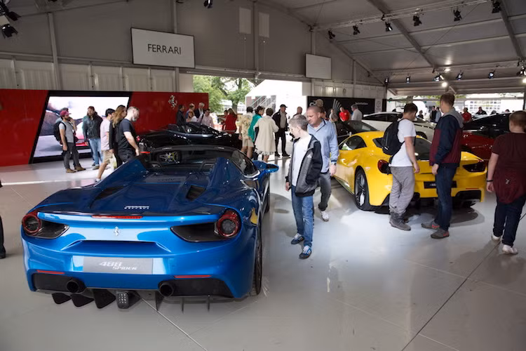 Là một trong những hãng siêu xe nổi tiếng nhất Thế giới, đương nhiên Ferrari không thể bỏ qua một sự kiện quan trọng như lễ hội tốc độ Goodwood tại Anh. Đến với Goodwood Festival of Speed năm nay, toàn bộ dòng sản phẩm siêu xe Ferrari "khủng" đã được trưng bày ở cả khuôn viên ngoài trời lẫn trong nhà.