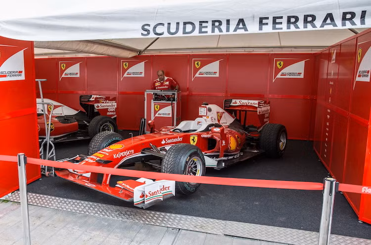 Đặc biệt, 2 chiếc xe đua công thức 1 của đội Ferrari cũng đã góp mặt tại lễ hội Goodwood năm nay, trong đó một chiếc tham gia thi đấu trong mùa giải 2009 đã được điều khiển bởi tay đua Mark Gene trong cuộc đua leo đồi tính giờ của lễ hội.