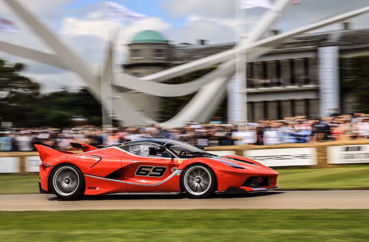 Không chỉ trưng bày xe, Ferrari còn tích cực tham gia vào cuộc đua leo đồi đặc trưng của Goodwood với những siêu xe trưng bày của hãng.