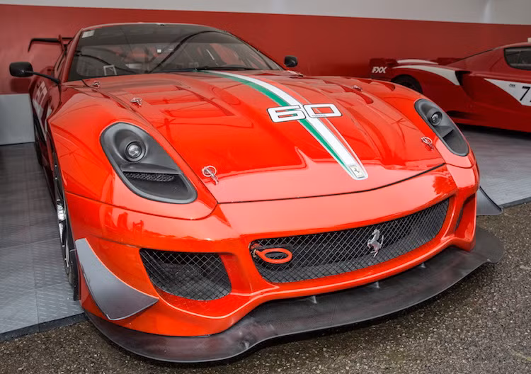 Ngoài FXX, chương trình "biến xe thường thành xe đua" của Ferrari còn có thêm một đại diện là 599XX. Khác với chiếc FXX ngay bên cạnh, chiếc 599XX này thuộc phiên bản Evoluzione hiệu năng cao hơn.