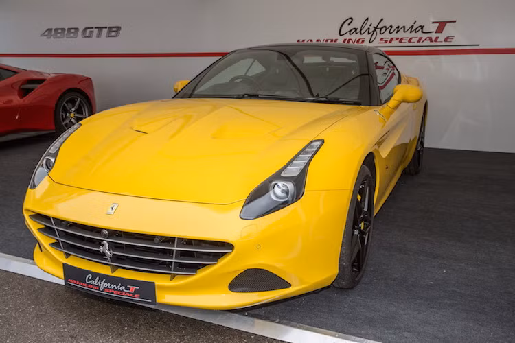 Ngoài 458 MM Speciale, một siêu xe Ferrari khác mang hậu tố Speciale cũng xuất hiện tại Goodwood là California T Handling Speciale. So với các phiên bản California T thường, mẫu xe này đã được trang bị hệ thống treo cứng hơn và tay lái nhạy hơn.