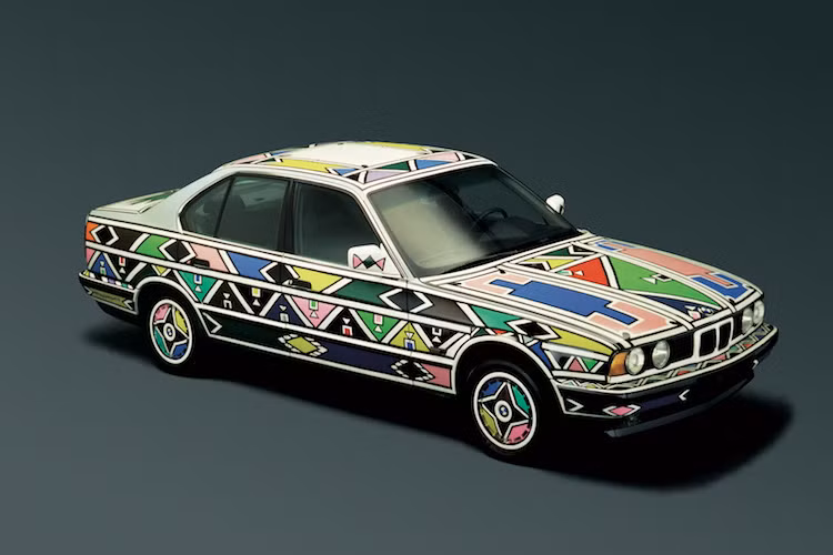 Bên cạnh Z1, năm 1991 còn có thêm một chiếc Art Car nữa của họa sĩ Esther Mahlangu với các họa tiết hình khối đầy màu sắc, đó là chiếc BMW 525i.