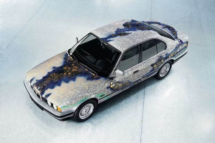 Họa sĩ người châu Á duy nhất tham gia vào BMW Art Car là ông Matazo Kayama tới từ Nhật, khi ông đã sơn lại chiếc BMW 535i bằng cách chấm vàng trên các nền màu khác nhau.