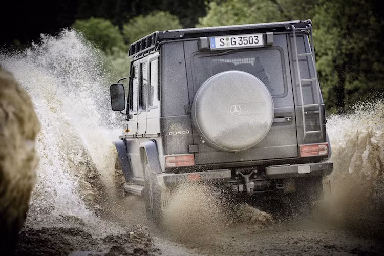 Ra đời từ năm 1979, Mercedes G-Class vốn là dòng xe quân sự với khả năng địa hình "cực đỉnh". Tuy nhiên theo thời gian, dòng xe này ngày càng ít khi có mặt trên các địa hình khó khăn, tỉ lệ nghịch với độ sang trọng và tốc độ. Phiên bản Mercedes G350d Professional mới nhất là một sự "quay về nguồn cội" của G-Class, dành cho những người đặt sự bền bỉ và khả năng off-road lên hàng đầu.