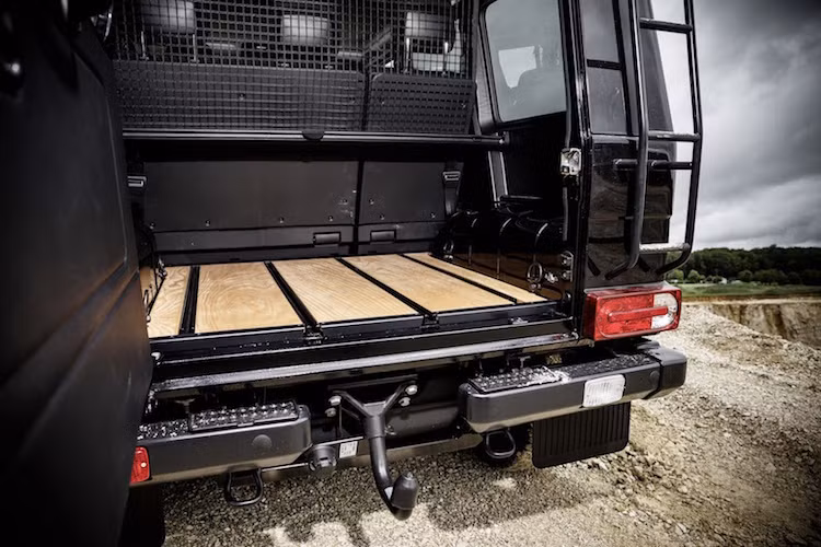 Các thảm lót sàn cũng đã được Mercedes làm từ cao su, bên dưới chúng là những nút thoát nước để chủ xe có thể dễ dàng phun nước làm sạch khoang để chân sau các chuyến "phượt" lầy lội. Khoang hành lý phía sau G350d Professional cũng được cách ly với cabin bằng lưới thép, có sàn gỗ chống bẩn và lưới chằng đồ.