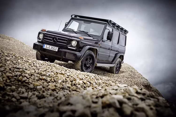 Trên phiên bản G350d "pro" này, Mercedes đã loại bỏ các chi tiết hào nhoáng trên những chiếc G-Class cao cấp như G500 hay G63 AMG, thay vào đó là ngoại hình giản dị hơn nhiều với thân xe không có chi tiết trang trí, mâm 16 inch kèm lốp "béo" offroad. Những thay đổi này khiến G350d Professional trông như một chiếc G-Class "đời đầu", khi dòng xe này đặt mục tiêu địa hình lên hàng đầu.
